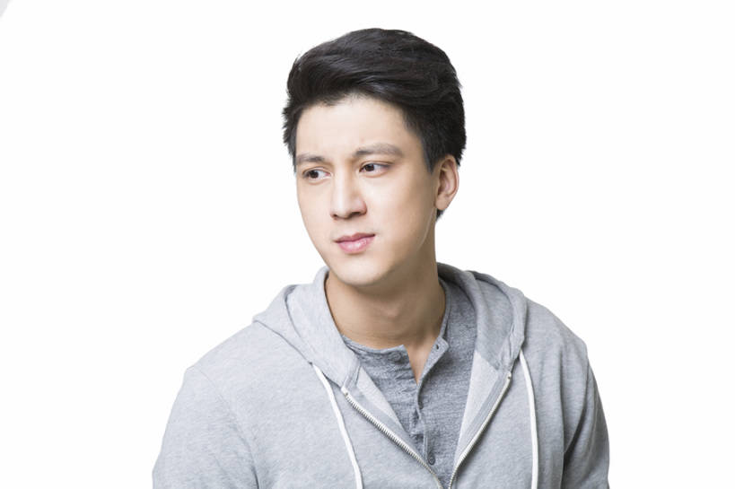 东方人,成年人,脸,头,脸颊,一个人,横图,抠图,白色背景,正面,北京,中国,亚洲,仅一个男性,仅一个人,沮丧,生气,休闲装,肩膀,仅一个年轻男性,站着,表情,想,压力,愤怒,摄影,恼怒,悲伤,愤慨,伤心,难过,怒气,气愤,忧虑,发怒,怒火,消极,情绪,脾气,东亚,忿怒,怨恨,强烈,挫败,悲哀,哀痛,悲戚,悲痛,气忿,愤恨,肝火,激动,男人,男性,年轻男性,亚洲人,中国人,年轻人,头部,脸部,脸蛋,面部,彩图,影棚拍摄,闷闷不乐,bj175