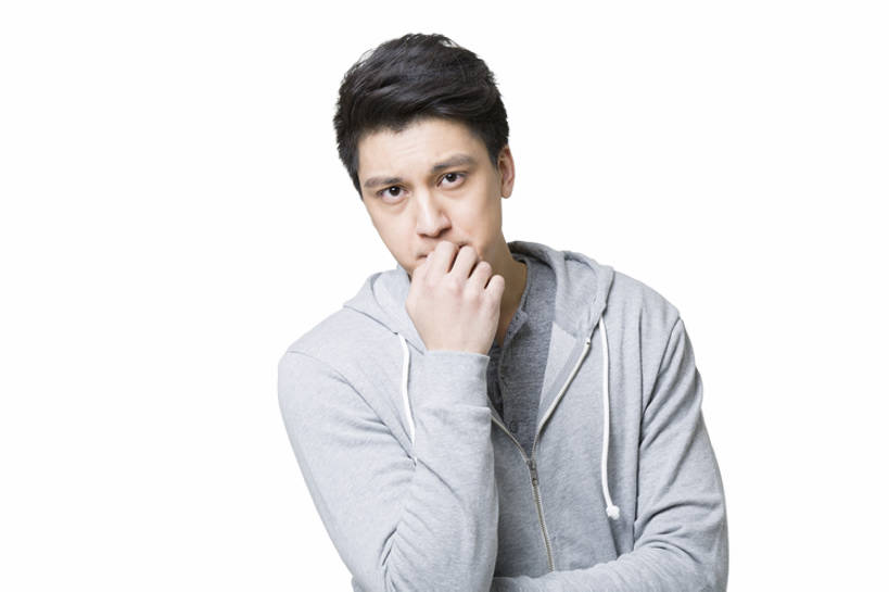 东方人,成年人,一个人,横图,抠图,白色背景,正面,北京,中国,亚洲,仅一个男性,仅一个人,沮丧,生气,注视,休闲装,仅一个年轻男性,观察,看,站着,表情,压力,遮,遮掩,愤怒,摄影,观看,恼怒,悲伤,察看,掩盖,愤慨,伤心,遮挡,难过,怒气,气愤,忧虑,发怒,关注,怒火,消极,肖像,情绪,脾气,东亚,遮盖,忿怒,怨恨,强烈,挫败,悲哀,掩饰,哀痛,悲戚,悲痛,气忿,愤恨,肝火,激动,男人,男性,年轻男性,亚洲人,中国人,年轻人,半身,彩图,影棚拍摄,捂住,闷闷不乐,bj175