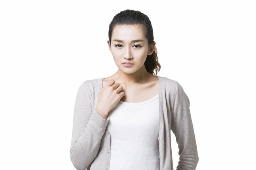 东方人,成年人,一个人,横图,抠图,白色背景,正面,北京,中国,亚洲,仅一个年轻女性,仅一个女性,仅一个人,沮丧,生气,注视,休闲装,观察,看,站着,表情,压力,愤怒,摄影,观看,恼怒,悲伤,察看,愤慨,伤心,难过,怒气,气愤,忧虑,发怒,关注,怒火,消极,肖像,情绪,脾气,东亚,忿怒,怨恨,强烈,挫败,悲哀,哀痛,悲戚,悲痛,气忿,愤恨,肝火,激动,年轻女性,女人,女性,亚洲人,中国人,年轻人,半身,彩图,影棚拍摄,闷闷不乐,bj175