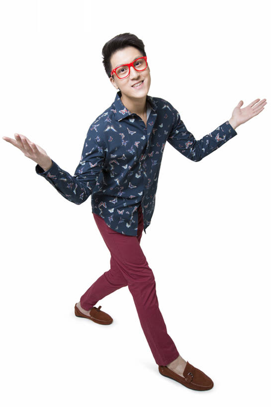 东方人,成年人,一个人,笑,微笑,露齿笑,竖图,抠图,白色背景,正面,衬衫,时尚,快乐,幸福,北京,中国,亚洲,仅一个男性,仅一个人,眼镜,注视,现代,仅一个年轻男性,观察,看,站着,活力,夸张,乐趣,摄影,介绍,观看,张开双腿,幽默,察看,享乐,变形,关注,出示,东亚,展开双腿,男人,男性,年轻男性,亚洲人,中国人,年轻人,张开手臂,彩图,全身,影棚拍摄,装扮,欢乐,伸展双腿,摆拍,广角,bj175