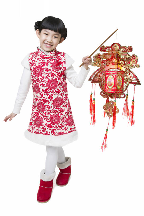 东方人,儿童,一个人,站,笑,微笑,露齿笑,竖图,留白,抠图,白色背景,正面,快乐,幸福,纯洁,运气,照明,北京,中国,春节,亚洲,仅一个女性,仅一个人,吊挂,握,悬挂,旗袍,风俗,节日,庆祝,装饰,灯笼,纸灯笼,冬天,倾斜,古典,祝福,挂,玩,注视,休闲装,靴子,传统,小孩,红色,灯具,观察,看,站着,仅一个小孩,精神,可爱,童年,童趣,无辜,握着,摄影,介绍,生长,生活方式,观看,照亮,察看,享乐,仪式,照明设备,关注,中国文化,问候,出示,典礼,歪,古典风格,童真,东亚,烂漫,无邪,元旦,制度,无忧无虑,天真,男孩,男人,男性,女孩,女人,女性,亚洲人,中国人,孩子,站立,彩图,全身,影棚拍摄,传统服装,欢乐,拜年,唐装,男生,女生,传统文化,传统节日,bj175
