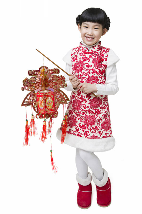 东方人,儿童,一个人,站,笑,微笑,露齿笑,竖图,留白,抠图,白色背景,正面,快乐,幸福,纯洁,运气,照明,北京,中国,春节,亚洲,仅一个女性,仅一个人,吊挂,握,悬挂,旗袍,风俗,节日,庆祝,装饰,灯笼,纸灯笼,冬天,古典,挂,注视,休闲装,靴子,传统,小孩,红色,灯具,观察,看,站着,仅一个小孩,精神,可爱,童年,童趣,无辜,握着,摄影,生长,生活方式,观看,照亮,察看,享乐,仪式,照明设备,关注,中国文化,问候,典礼,古典风格,童真,东亚,烂漫,无邪,元旦,制度,无忧无虑,天真,男孩,男人,男性,女孩,女人,女性,亚洲人,中国人,孩子,站立,彩图,全身,影棚拍摄,传统服装,欢乐,拜年,唐装,男生,女生,传统文化,传统节日,bj175