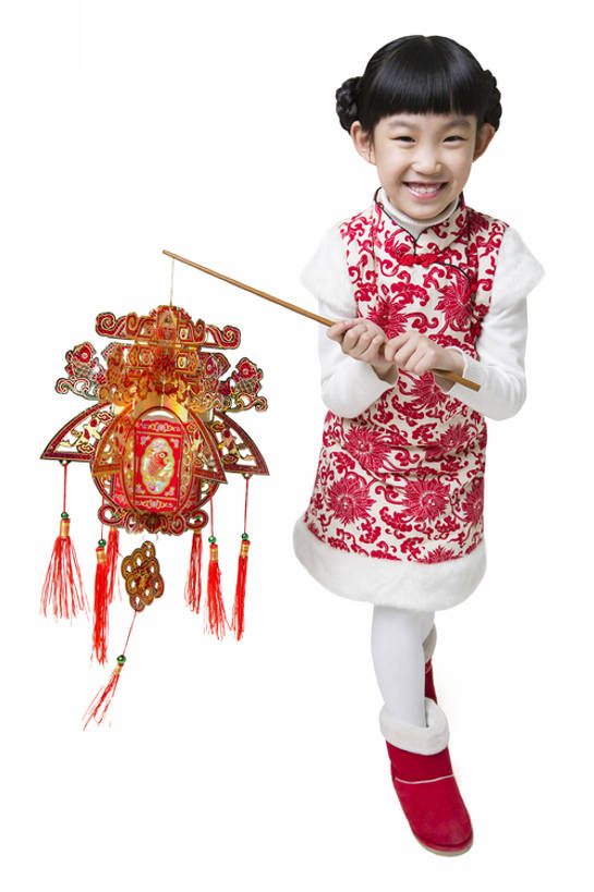 东方人,儿童,一个人,站,笑,微笑,露齿笑,竖图,留白,抠图,白色背景,正面,快乐,幸福,纯洁,运气,照明,北京,中国,春节,亚洲,仅一个女性,仅一个人,吊挂,弯腰,握,悬挂,旗袍,风俗,节日,庆祝,装饰,灯笼,纸灯笼,冬天,古典,祝福,挂,注视,休闲装,靴子,传统,小孩,红色,灯具,观察,看,站着,仅一个小孩,精神,可爱,童年,童趣,无辜,握着,摄影,介绍,生长,生活方式,观看,照亮,察看,享乐,仪式,照明设备,关注,中国文化,问候,出示,典礼,古典风格,童真,东亚,烂漫,无邪,元旦,制度,无忧无虑,天真,男孩,男人,男性,女孩,女人,女性,亚洲人,中国人,孩子,站立,彩图,全身,影棚拍摄,传统服装,欢乐,拜年,唐装,男生,女生,传统文化,传统节日,bj175