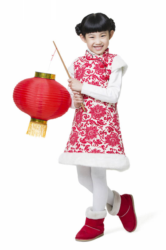 东方人,儿童,一个人,站,笑,微笑,露齿笑,竖图,留白,抠图,白色背景,正面,快乐,幸福,纯洁,运气,照明,北京,中国,春节,亚洲,仅一个女性,仅一个人,吊挂,握,悬挂,旗袍,风俗,节日,庆祝,装饰,灯笼,纸灯笼,冬天,古典,挂,注视,休闲装,靴子,传统,小孩,红色,灯具,观察,看,站着,仅一个小孩,精神,可爱,童年,童趣,无辜,握着,摄影,生长,生活方式,观看,照亮,察看,享乐,仪式,照明设备,关注,中国文化,问候,典礼,古典风格,童真,东亚,烂漫,无邪,元旦,制度,无忧无虑,天真,男孩,男人,男性,女孩,女人,女性,亚洲人,中国人,孩子,站立,彩图,全身,影棚拍摄,传统服装,欢乐,拜年,唐装,男生,女生,传统文化,传统节日,bj175
