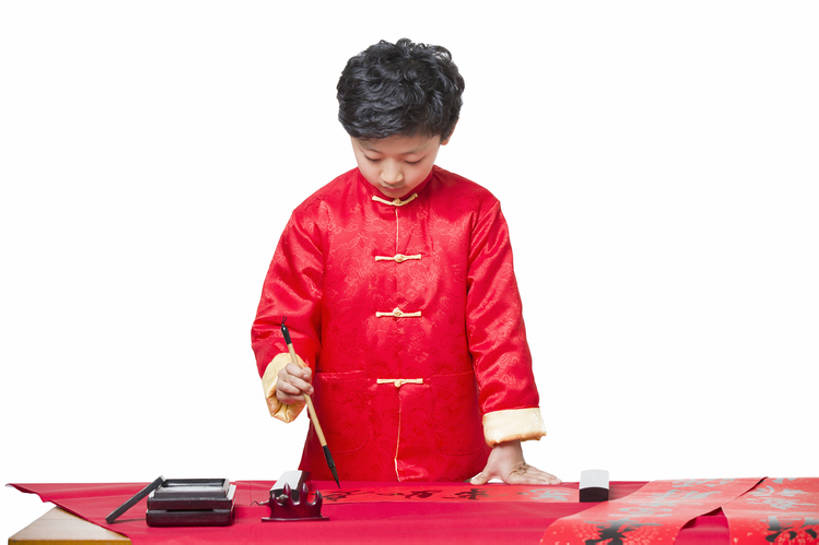 东方人,儿童,一个人,站,横图,留白,抠图,白色背景,正面,纯洁,北京,中国,春节,对联,亚洲,仅一个男性,仅一个人,握,写,风俗,节日,庆祝,毛笔,墨水,书法,砚台,纸,冬天,办公用品,古典,注视,休闲装,传统,文具,小孩,红色,学习用品,观察,看,站着,仅一个小孩,汉字,精神,可爱,童年,童趣,握着,摄影,生长,生活方式,观看,文具用品,察看,专心,享乐,仪式,关注,中国文化,典礼,古典风格,童真,东亚,烂漫,无邪,元旦,制度,技能,无忧无虑,天真,男孩,男人,男性,亚洲人,中国人,孩子,站立,半身,彩图,影棚拍摄,传统服装,唐装,男生,传统文化,传统节日,bj175