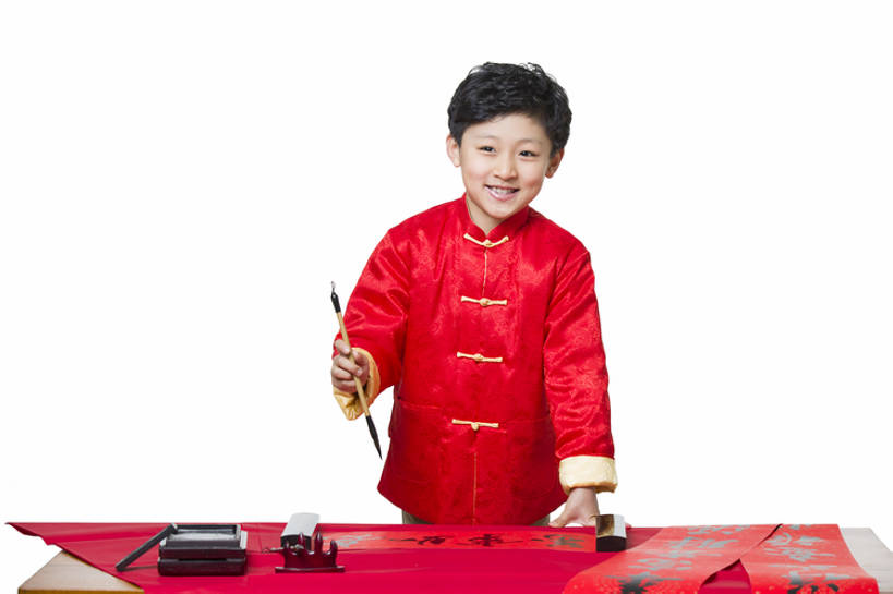 东方人,儿童,一个人,站,笑,微笑,露齿笑,横图,留白,抠图,白色背景,正面,快乐,幸福,纯洁,北京,中国,春节,对联,亚洲,仅一个男性,仅一个人,握,写,风俗,节日,庆祝,毛笔,墨水,书法,砚台,纸,冬天,办公用品,古典,休闲装,传统,文具,小孩,红色,学习用品,站着,仅一个小孩,汉字,精神,可爱,童年,童趣,握着,摄影,生长,生活方式,文具用品,享乐,仪式,中国文化,典礼,古典风格,童真,东亚,烂漫,无邪,元旦,制度,技能,无忧无虑,天真,男孩,男人,男性,亚洲人,中国人,孩子,站立,半身,彩图,影棚拍摄,传统服装,欢乐,唐装,男生,传统文化,传统节日,bj175