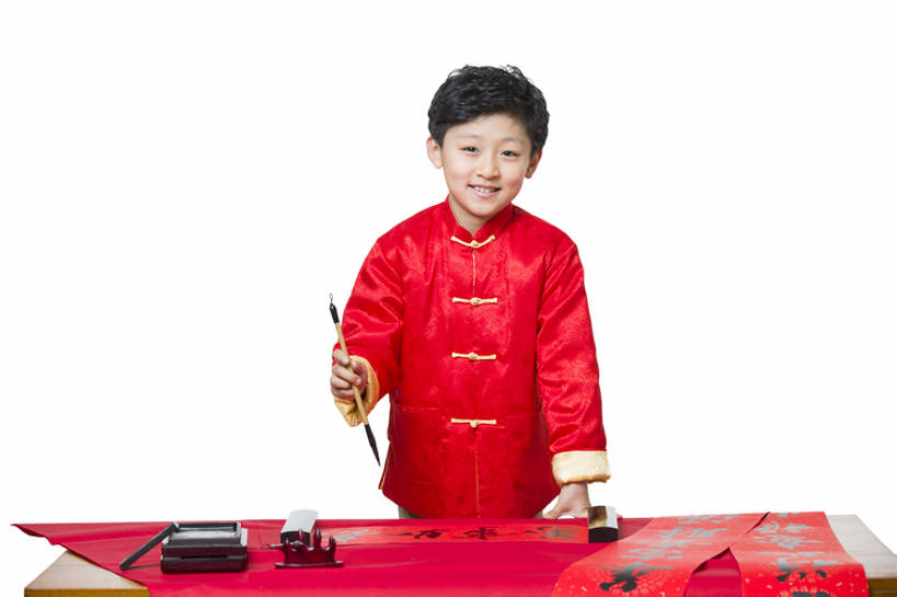 东方人,儿童,一个人,站,笑,微笑,露齿笑,横图,留白,抠图,白色背景,正面,快乐,幸福,纯洁,北京,中国,春节,对联,亚洲,仅一个男性,仅一个人,握,写,风俗,节日,庆祝,毛笔,墨水,书法,砚台,纸,冬天,办公用品,古典,注视,休闲装,传统,文具,小孩,红色,学习用品,观察,看,站着,仅一个小孩,汉字,精神,可爱,童年,童趣,握着,摄影,生长,生活方式,观看,文具用品,察看,享乐,仪式,关注,中国文化,典礼,古典风格,童真,东亚,烂漫,无邪,元旦,制度,技能,无忧无虑,天真,男孩,男人,男性,亚洲人,中国人,孩子,站立,半身,彩图,影棚拍摄,传统服装,欢乐,唐装,男生,传统文化,传统节日,bj175