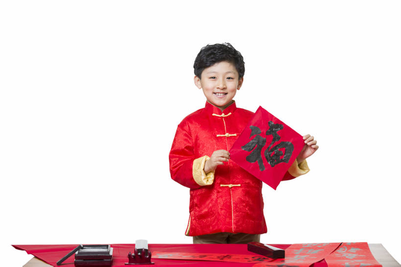 东方人,儿童,一个人,站,笑,微笑,露齿笑,横图,留白,抠图,白色背景,正面,快乐,幸福,纯洁,北京,中国,春节,对联,亚洲,仅一个男性,仅一个人,握,写,风俗,节日,庆祝,毛笔,墨水,书法,砚台,纸,冬天,办公用品,古典,祝福,注视,休闲装,传统,文具,小孩,红色,福字,学习用品,观察,看,站着,仅一个小孩,汉字,精神,可爱,童年,童趣,握着,摄影,介绍,生长,生活方式,观看,文具用品,察看,享乐,仪式,关注,中国文化,出示,典礼,古典风格,童真,东亚,烂漫,无邪,元旦,制度,技能,无忧无虑,天真,男孩,男人,男性,亚洲人,中国人,孩子,站立,彩图,影棚拍摄,传统服装,欢乐,唐装,男生,传统文化,传统节日,bj175