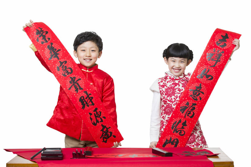 东方人,儿童,两个人,兄弟,姐妹,站,举,笑,微笑,露齿笑,横图,留白,抠图,白色背景,正面,快乐,友谊,幸福,纯洁,运气,北京,中国,春节,对联,亚洲,握,写,旗袍,风俗,节日,庆祝,并排,毛笔,墨水,书法,砚台,纸,冬天,办公用品,古典,祝福,注视,休闲装,传统,文具,小孩,红色,学习用品,观察,看,托,站着,汉字,精神,可爱,亲密,童年,童趣,握着,摄影,介绍,生长,生活方式,观看,文具用品,察看,享乐,仪式,关注,中国文化,亲情,出示,典礼,古典风格,童真,东亚,烂漫,无邪,陪同,元旦,制度,技能,陪伴,无忧无虑,天真,男孩,男人,男性,女孩,亚洲人,中国人,孩子,举起,举手,举着,向上举,向上伸,向上托,站立,彩图,影棚拍摄,传统服装,欢乐,拜年,唐装,男生,传统文化,传统节日,伴随,bj175