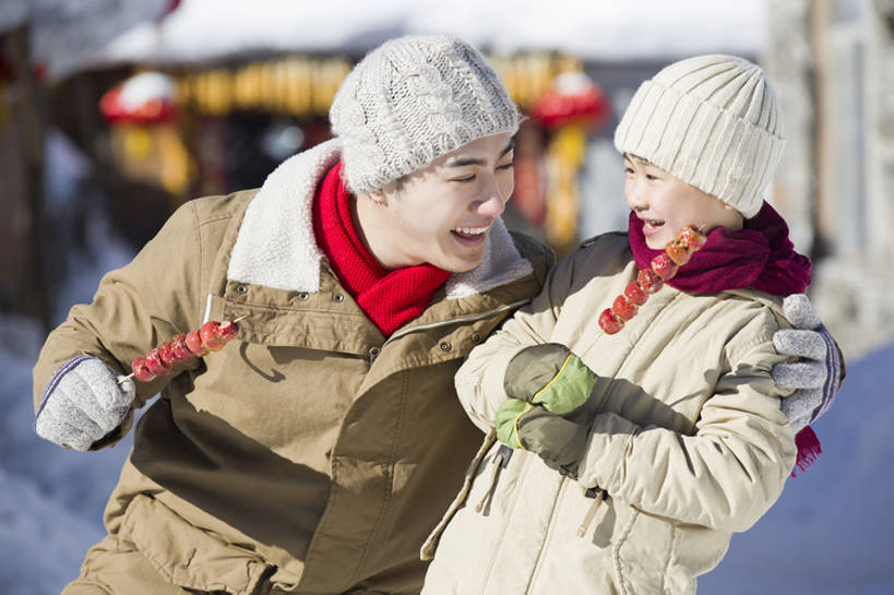 东方人,儿童,成年人,两个人,家庭,父母,父亲,儿子,站,蹲,笑,吃,微笑,露齿笑,横图,室外,白天,正面,旅游,度假,快乐,幸福,纯洁,美景,雪,门,标志建筑,地标,建筑,帽子,照明,中国,春节,亚洲,连接,握,风俗,节日,庆祝,装饰,并排,灯笼,纸灯笼,房屋,景观,乡村,冬天,建筑群,门口,美味,食品,饮品,倾斜,串,玩,休闲装,娱乐,建设,现代,传统,小吃,饮食,食物,饮料,小孩,红色,白色,自然,手套,围巾,灯具,中国菜,甜食,站着,享受,休闲,温暖,温馨,父子,一家人,面对面,景色,放松,寒冷,活力,精神,可爱,亲密,童年,童趣,搭,握着,摄影,生长,生活方式,围脖,糖葫芦,保暖,华丽,照亮,点缀,和睦,住房,享乐,仪式,御寒,照明设备,搭着,可口,中国文化,自然风光,亲情,典礼,童真,东亚,烂漫,无邪,东亚文化,陪同,黑龙江,衬托,美观,雅致,雅观,编织帽,牡丹江,元旦,制度,适口,陪伴,无忧无虑,天真,男孩,男人,男性,年轻男性,亚洲人,中国人,孩子,年轻人,站立,半身,彩图,欢乐,融洽,男生,居住区,传统文化,冬衣,雪乡,闪避,传统节日,伴随,bj175