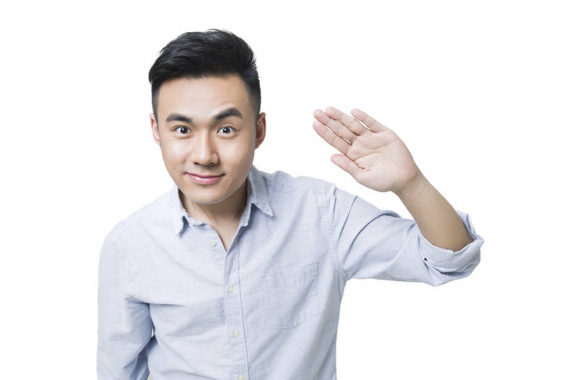 东方人,成年人,一个人,举,微笑,横图,白天,抠图,白色背景,正面,衬衫,快乐,幸福,北京,中国,亚洲,仅一个男性,仅一个人,挥手,注视,仅一个年轻男性,观察,看,手势,托,站着,休闲,表情,乐趣,淘气,摄影,生活方式,观看,幽默,察看,享乐,关注,问候,东亚,男人,男性,年轻男性,亚洲人,中国人,年轻人,举起,举手,举着,向上举,向上伸,向上托,半身,彩图,影棚拍摄,欢乐,打手势,bj175