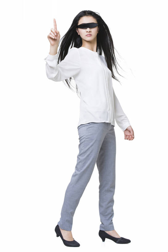 东方人,成年人,一个人,举,竖图,白天,抠图,白色背景,正面,时尚,信心,互联网,技术,北京,中国,亚洲,仅一个年轻女性,仅一个女性,仅一个人,指,屏幕,器材,眼镜,触摸屏,休闲装,方向,现代,黑色,手势,托,站着,幻想,活力,摄影,生活方式,张开双腿,便利,创造力,科学技术,指着,酷,指向,效率,食指,便携式,想象,自动化,东亚,无线电技术,展开双腿,年轻女性,女人,女性,亚洲人,中国人,年轻人,长发,触摸,沟通,举起,举手,举着,向上举,向上伸,向上托,彩图,全身,影棚拍摄,打手势,伸展双腿,多媒体,传媒,bj175