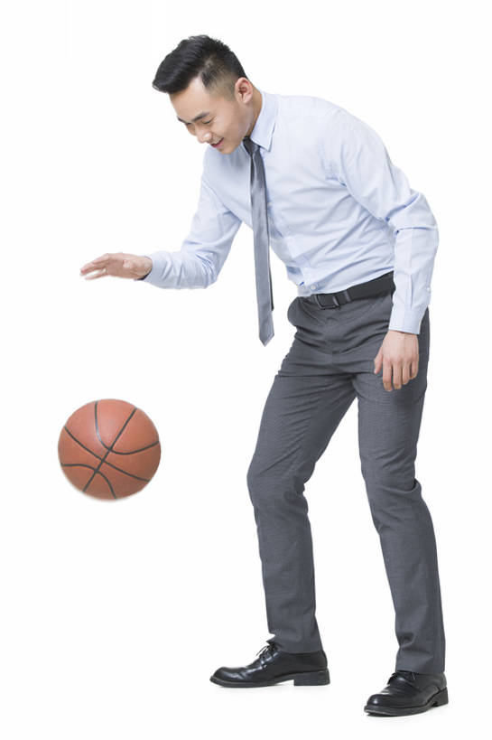 东方人,成年人,一个人,商务人士,商务男性,微笑,竖图,白天,抠图,白色背景,正面,衬衫,锻炼,商务,时尚,快乐,幸福,运动,北京,中国,亚洲,仅一个男性,仅一个人,弯腰,套装,正装,领带,训练,注视,球,仅一个年轻男性,观察,看,站着,职业,保养,休闲,健康,放松,活力,保健,摄影,生活方式,观看,张开双腿,察看,专心,享乐,关注,热身,体育器械,商务装,塑身,篮球运动,工薪阶层,东亚,展开双腿,体育活动,男人,男性,年轻男性,亚洲人,中国人,年轻人,白领,上班族,彩图,全身,影棚拍摄,衬衣,欢乐,办公室职员,伸展双腿,盘球,bj175