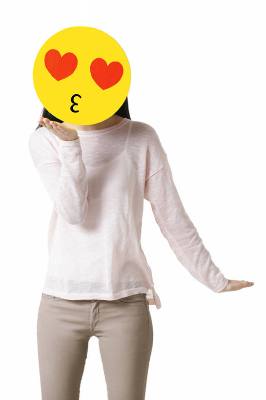 东方人,成年人,脸,头,眼睛,脸颊,一个人,竖图,留白,抠图,白色背景,正面,快乐,幸福,纯洁,互联网,北京,中国,亚洲,仅一个年轻女性,仅一个女性,仅一个人,覆盖,圆形,标志,符号,面具,文字,记事本,浪漫,注视,休闲装,标识,现代,吹气,红色,本子,笔记本,观察,看,手势,站着,概念,表情,撅嘴,卡通,调情,可爱,童年,童趣,摄影,生活方式,观看,幽默,察看,创造力,隐藏,享乐,关注,标点,情绪,童真,东亚,烂漫,无邪,天真,年轻女性,女人,女性,亚洲人,中国人,年轻人,心,心型,头部,脸部,脸蛋,面部,亲吻,彩图,影棚拍摄,爱,欢乐,文字表情,颜表情,颜文字,打手势,飞吻,拟人,表情符号,bj175