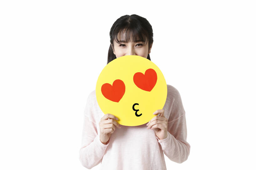 东方人,成年人,脸,头,眼睛,脸颊,一个人,微笑,横图,留白,抠图,白色背景,正面,快乐,幸福,纯洁,互联网,北京,中国,亚洲,仅一个年轻女性,仅一个女性,仅一个人,覆盖,握,圆形,标志,符号,面具,文字,记事本,注视,休闲装,标识,现代,红色,本子,笔记本,观察,看,站着,概念,表情,撅嘴,卡通,调情,可爱,童年,童趣,握着,摄影,介绍,生活方式,观看,幽默,察看,创造力,隐藏,享乐,关注,标点,出示,情绪,童真,东亚,烂漫,无邪,害臊,含羞,怕羞,害羞,天真,年轻女性,女人,女性,亚洲人,中国人,年轻人,心,心型,头部,脸部,脸蛋,面部,亲吻,半身,彩图,影棚拍摄,爱,欢乐,文字表情,颜表情,颜文字,拟人,表情符号,bj175