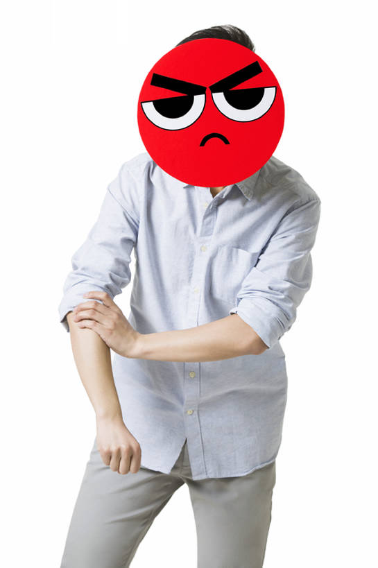 东方人,成年人,脸,头,脸颊,一个人,竖图,留白,抠图,白色背景,正面,失败,互联网,北京,中国,亚洲,仅一个男性,仅一个人,覆盖,沮丧,生气,圆形,标志,符号,面具,文字,记事本,注视,休闲装,标识,现代,仅一个年轻男性,本子,笔记本,观察,看,站着,概念,表情,皱眉,卡通,愤怒,摄影,生活方式,观看,恼怒,悲伤,察看,创造力,隐藏,愤慨,伤心,绝望,难过,怒气,气愤,发怒,关注,怒火,消极,标点,问题,情绪,脾气,东亚,忿怒,怨恨,强烈,挫败,悲哀,红脸,哀痛,悲戚,悲痛,气忿,愤恨,肝火,激动,男人,男性,年轻男性,亚洲人,中国人,年轻人,头部,脸部,脸蛋,面部,拳头,彩图,影棚拍摄,文字表情,颜表情,颜文字,拟人,闷闷不乐,抱怨,表情符号,bj175