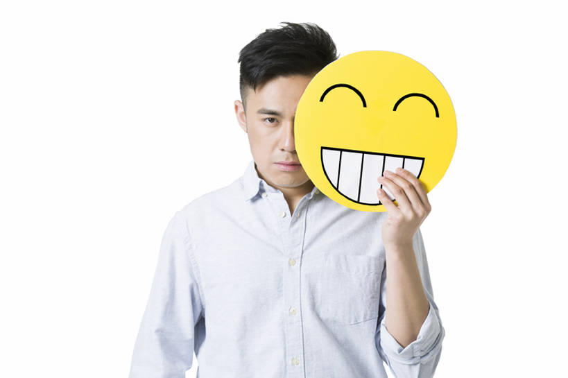 东方人,成年人,脸,头,脸颊,一个人,笑,微笑,露齿笑,横图,留白,抠图,白色背景,正面,快乐,幸福,纯洁,互联网,北京,中国,亚洲,仅一个男性,仅一个人,覆盖,握,沮丧,圆形,标志,符号,面具,文字,记事本,注视,休闲装,标识,现代,仅一个年轻男性,本子,笔记本,观察,看,站着,概念,表情,卡通,可爱,乐趣,淘气,童年,童趣,握着,摄影,生活方式,观看,幽默,悲伤,察看,创造力,笑脸,隐藏,享乐,伤心,难过,关注,标点,问题,情绪,反差,童真,东亚,烂漫,无邪,悲哀,哀痛,悲戚,悲痛,认真,天真,男人,男性,年轻男性,亚洲人,中国人,年轻人,头部,脸部,脸蛋,面部,半身,彩图,影棚拍摄,欢乐,文字表情,颜表情,颜文字,拟人,两面派,表情符号,bj175