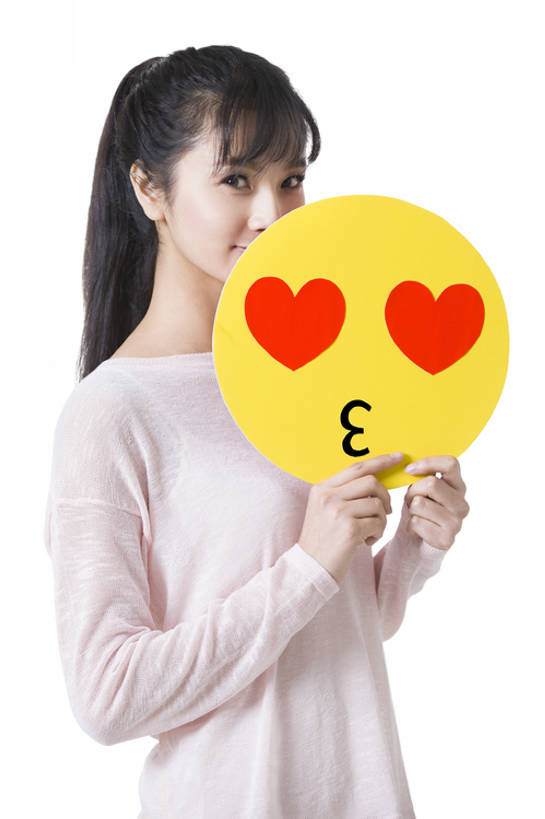 东方人,成年人,脸,头,眼睛,脸颊,一个人,微笑,竖图,留白,抠图,白色背景,正面,快乐,幸福,纯洁,互联网,北京,中国,亚洲,仅一个年轻女性,仅一个女性,仅一个人,覆盖,握,圆形,标志,符号,面具,文字,记事本,注视,休闲装,标识,现代,红色,本子,笔记本,观察,看,站着,概念,表情,撅嘴,卡通,调情,可爱,童年,童趣,握着,摄影,介绍,生活方式,观看,幽默,察看,创造力,隐藏,享乐,关注,标点,出示,情绪,童真,东亚,烂漫,无邪,害臊,含羞,怕羞,害羞,天真,年轻女性,女人,女性,亚洲人,中国人,年轻人,心,心型,头部,脸部,脸蛋,面部,亲吻,半身,彩图,影棚拍摄,爱,欢乐,文字表情,颜表情,颜文字,拟人,表情符号,bj175