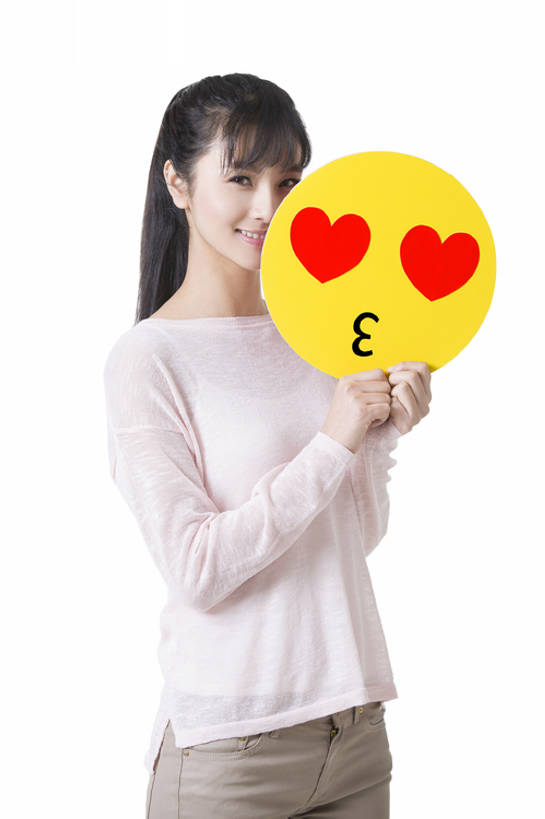 东方人,成年人,脸,头,眼睛,脸颊,一个人,笑,微笑,露齿笑,竖图,留白,抠图,白色背景,正面,快乐,幸福,纯洁,互联网,北京,中国,亚洲,仅一个年轻女性,仅一个女性,仅一个人,覆盖,握,圆形,标志,符号,面具,文字,记事本,注视,休闲装,标识,现代,红色,本子,笔记本,观察,看,站着,概念,表情,撅嘴,卡通,调情,可爱,童年,童趣,握着,摄影,介绍,生活方式,观看,幽默,察看,创造力,隐藏,享乐,关注,标点,出示,情绪,童真,东亚,烂漫,无邪,害臊,含羞,怕羞,害羞,天真,年轻女性,女人,女性,亚洲人,中国人,年轻人,心,心型,头部,脸部,脸蛋,面部,亲吻,彩图,影棚拍摄,爱,欢乐,文字表情,颜表情,颜文字,拟人,表情符号,bj175