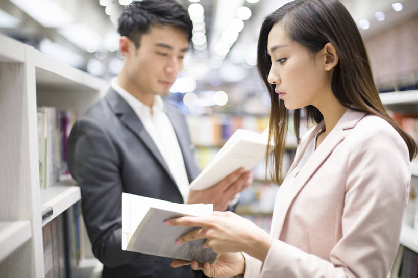 东方人,成年人,两个人,丈夫,妻子,图书馆,商店,微笑,横图,室内,白天,侧面,爱情,购物,时尚,快乐,幸福,消费,书架,城市,北京,中国,亚洲,连接,握,正装,浪漫,现代,顾客,架子,站着,休闲,健康,温暖,温馨,恩爱,放松,零售,亲密,读,握着,约会,金融,恋人,摄影,生活方式,和睦,享乐,挑选,付款,购买,爱好,选择,选购,贸易,东亚,浏览室,陪同,血拼,陪伴,男人,男性,年轻男性,年轻女性,女人,女性,亚洲人,中国人,年轻人,情侣,白领,设计,书,休闲活动,半身,彩图,欢乐,书库,图书库,公共图书馆,伴侣,融洽,阅览室,韩版,伴随,bj175