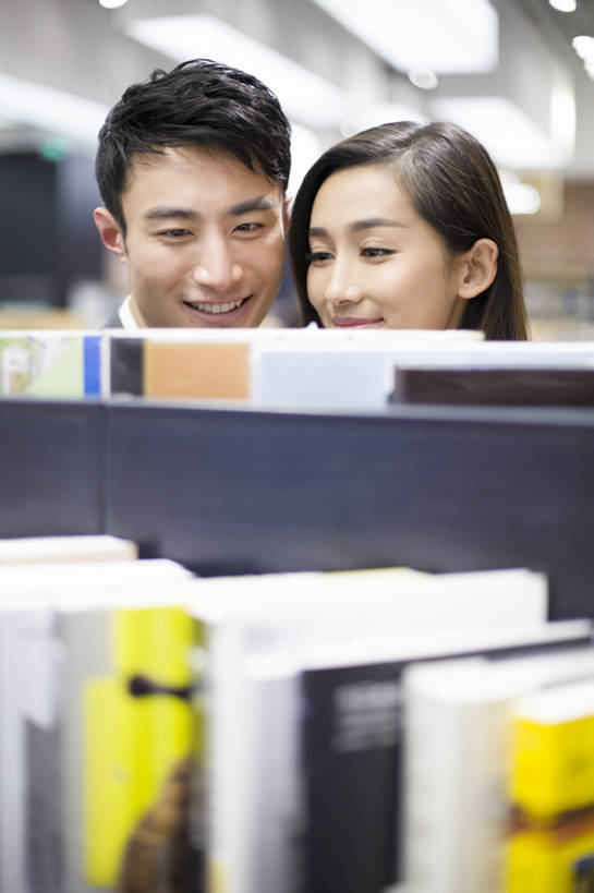 东方人,成年人,头,两个人,丈夫,妻子,图书馆,商店,笑,微笑,露齿笑,竖图,室内,白天,正面,爱情,购物,时尚,快乐,幸福,消费,书架,城市,北京,中国,亚洲,连接,正装,浪漫,现代,顾客,架子,站着,休闲,健康,温暖,温馨,恩爱,放松,零售,亲密,约会,金融,恋人,摄影,生活方式,和睦,享乐,挑选,付款,购买,爱好,选择,选购,贸易,东亚,浏览室,陪同,血拼,陪伴,男人,男性,年轻男性,年轻女性,女人,女性,亚洲人,中国人,年轻人,头部,情侣,白领,设计,书,休闲活动,说话,彩图,欢乐,书库,图书库,公共图书馆,伴侣,融洽,阅览室,韩版,伴随,bj175