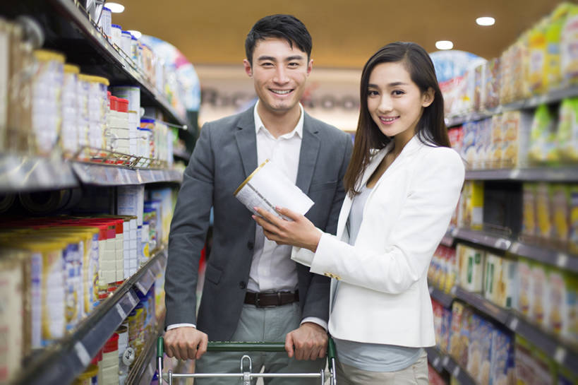 东方人,成年人,两个人,丈夫,妻子,商店,推,笑,微笑,露齿笑,横图,室内,正面,爱情,购物,时尚,快乐,幸福,消费,城市,商场,购物车,北京,中国,亚洲,许多,连接,握,正装,商品,市场,很多,浪漫,注视,货摊,顾客,架子,排列,观察,看,站着,休闲,温暖,温馨,恩爱,放松,零售,亲密,握着,金融,恋人,摄影,生活方式,观看,和睦,察看,享乐,挑选,购买,关注,奶粉,选择,选购,贸易,百货公司,东亚,陪同,血拼,陪伴,男人,男性,年轻男性,年轻女性,女人,女性,亚洲人,中国人,年轻人,情侣,白领,超级市场,休闲活动,彩图,欢乐,伴侣,融洽,开领,韩版,伴随,bj175