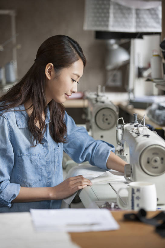 东方人,成年人,一个人,商务人士,设计师,裁缝,办公室,微笑,竖图,室内,白天,侧面,商务,时尚,快乐,幸福,集体,信心,技术,桌子,杯子,纺织品,北京,中国,亚洲,仅一个年轻女性,仅一个女性,仅一个人,连接,握,准备,组合,工作,器材,利益,注视,休闲装,现代,书桌,缝纫机,衣服,观察,看,职业,团体,握着,创意,摄影,奋斗,生活方式,观看,技巧,缝纫,灵感,链接,愿望,察看,组织,创造力,专心,装订,享乐,工作室,关注,拼接,杠杆,拼凑,努力,手艺,忙碌,工作台,创新,东亚,拼合,凑集,聚合,撮合,链结,缝合,新意,理想,式样,技能,技艺,想法,美术工艺,企业家,认真,年轻女性,女人,女性,亚洲人,中国人,年轻人,美术设计员,设计,设计家,设计者,坐着,半身,彩图,欢乐,妙技,本领,纺织工业,产品设计,接缝,bj175