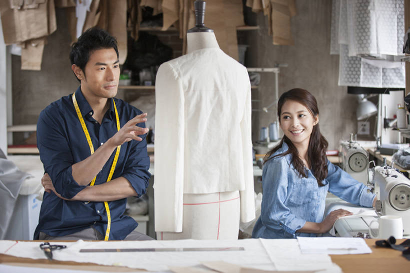 东方人,成年人,两个人,丈夫,妻子,同事,商务人士,设计师,裁缝,办公室,笑,双手交叉,微笑,露齿笑,横图,室内,白天,正面,爱情,商务,时尚,讨论,快乐,幸福,成功,合作,团队,集体,信心,技术,桌子,纺织品,北京,中国,亚洲,连接,准备,组合,工作,剪刀,器材,人造模特,利益,浪漫,休闲装,现代,书桌,队伍,缝纫机,衣服,尺,卷尺,手势,职业,温暖,温馨,团体,恩爱,亲密,恋人,创意,摄影,奋斗,生活方式,道具,技巧,缝纫,灵感,链接,和睦,愿望,组织,创造力,专心,领导,装订,双手抱胸,享乐,工作室,成就,拼接,杠杆,拼凑,努力,手艺,忙碌,合伙,领袖,草图,工作台,创新,东亚,陪同,服装模特,时装模特,模特道具,时装道具,展示道具,服装模特道具,陈列道具,拼合,凑集,聚合,撮合,链结,缝合,新意,理想,式样,技能,技艺,陪伴,想法,店主,美术工艺,企业家,认真,男人,男性,年轻男性,年轻女性,女人,女性,亚洲人,中国人,年轻人,情侣,美术设计员,设计,设计家,设计者,沟通,说话,坐着,半身,彩图,欢乐,妙技,伴侣,融洽,打手势,本领,纺织工业,产品设计,接缝,伴随,bj175