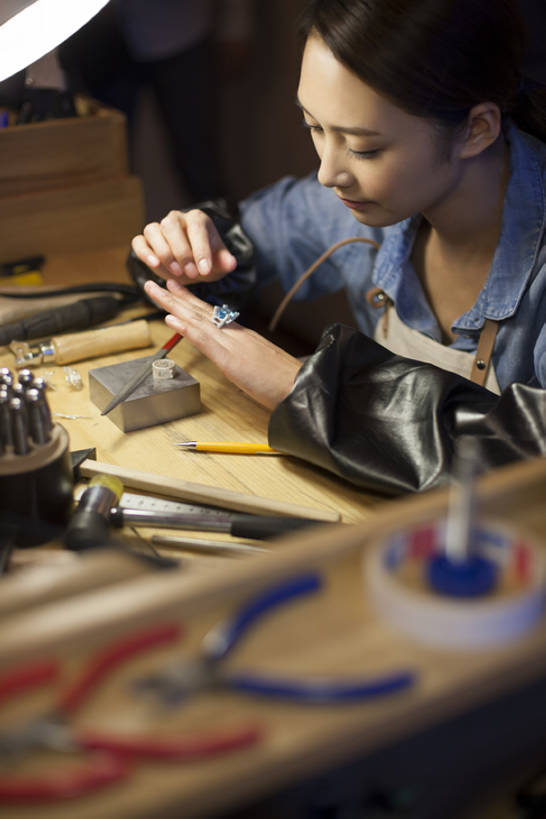 东方人,成年人,脸,头,脸颊,手,一个人,设计师,办公室,竖图,室内,正面,奢侈,时尚,集体,技术,金属制品,珠宝,北京,中国,亚洲,仅一个年轻女性,仅一个女性,仅一个人,握,检查,装饰,工作,金属,锤子,工具,矿石,器材,银色,艺术品,利益,注视,休闲装,现代,肩膀,装饰品,戒指,工艺品,观察,看,做,职业,团体,握着,财富,创意,摄影,奋斗,查看,观看,技巧,修理,昂贵,照亮,制造,贵重,愿望,察看,组织,创造力,专心,珠宝商,宝石,工作室,关注,华贵,坚定,努力,手艺,忙碌,工作台,钻石戒指,创新,东亚,珠宝店,手工具,新意,工匠,理想,宝贵,式样,技能,技艺,美术工艺,企业家,蓝宝石,年轻女性,女人,女性,亚洲人,中国人,年轻人,头部,脸部,脸蛋,面部,美术设计员,设计,设计家,设计者,坐着,彩图,妙技,本领,人工宝石,人造宝石,产品设计,bj175