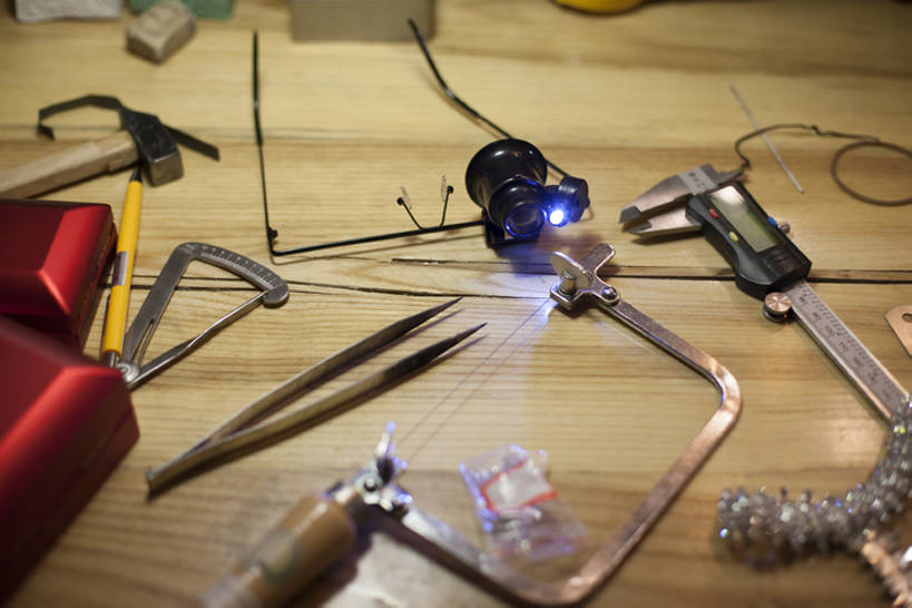 无人,办公室,横图,室内,奢侈,时尚,集体,仪器,桌子,静物,金属制品,珠宝,北京,中国,亚洲,检查,反射,分析,科学,金属,锤子,放大镜,工具,矿石,镊子,器材,银色,艺术品,利益,现代,装饰品,工艺品,观察,团体,清晰,探索,财富,创意,摄影,奋斗,放大,查看,观看,测量工具,锯子,仔细,昂贵,透镜,贵重,愿望,组织,珠宝商,凸透镜,宝石,聚焦,工作室,关注,华贵,坚定,努力,手艺,工作台,创新,东亚,珠宝店,手工具,光学,清楚,新意,工匠,理想,宝贵,式样,美术工艺,设计,彩图,人工宝石,人造宝石,产品设计,bj175