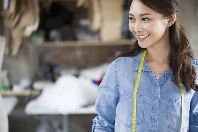 东方人,成年人,脸,头,脸颊,一个人,设计师,裁缝,办公室,笑,微笑,露齿笑,横图,室内,白天,正面,时尚,快乐,幸福,集体,信心,技术,纺织品,北京,中国,亚洲,仅一个年轻女性,仅一个女性,仅一个人,利益,休闲装,现代,肩膀,卷尺,站着,职业,团体,创意,摄影,奋斗,生活方式,技巧,灵感,愿望,组织,创造力,高雅,优美,享乐,工作室,努力,手艺,创新,东亚,新意,理想,技能,技艺,想法,美术工艺,企业家,年轻女性,女人,女性,亚洲人,中国人,年轻人,头部,脸部,脸蛋,面部,美术设计员,设计,设计家,设计者,彩图,欢乐,妙技,本领,纺织工业,产品设计,bj175