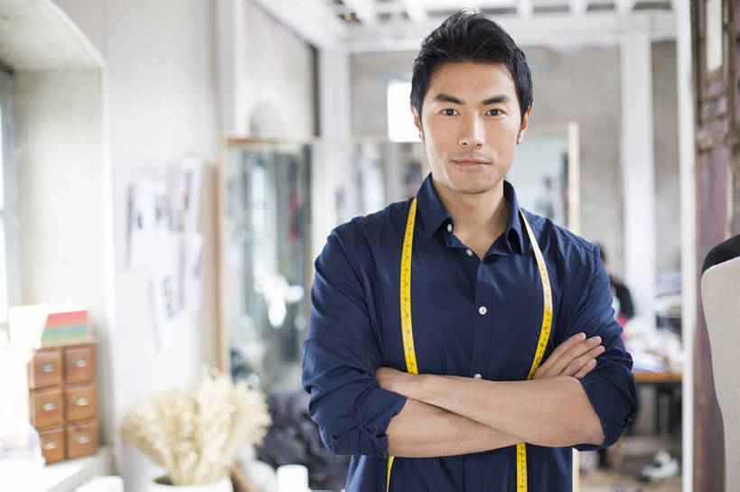 东方人,成年人,一个人,商务人士,设计师,裁缝,办公室,双手交叉,横图,室内,白天,正面,衬衫,商务,时尚,快乐,幸福,集体,信心,技术,纺织品,北京,中国,亚洲,仅一个男性,仅一个人,工作,利益,注视,休闲装,现代,仅一个年轻男性,卷尺,观察,看,站着,职业,团体,创意,摄影,奋斗,生活方式,观看,技巧,灵感,愿望,察看,组织,创造力,双手抱胸,酷,享乐,工作室,关注,努力,肖像,手艺,忙碌,创新,东亚,新意,理想,式样,技能,技艺,想法,美术工艺,企业家,男人,男性,年轻男性,亚洲人,中国人,年轻人,美术设计员,设计,设计家,设计者,半身,彩图,欢乐,妙技,本领,纺织工业,产品设计,bj175