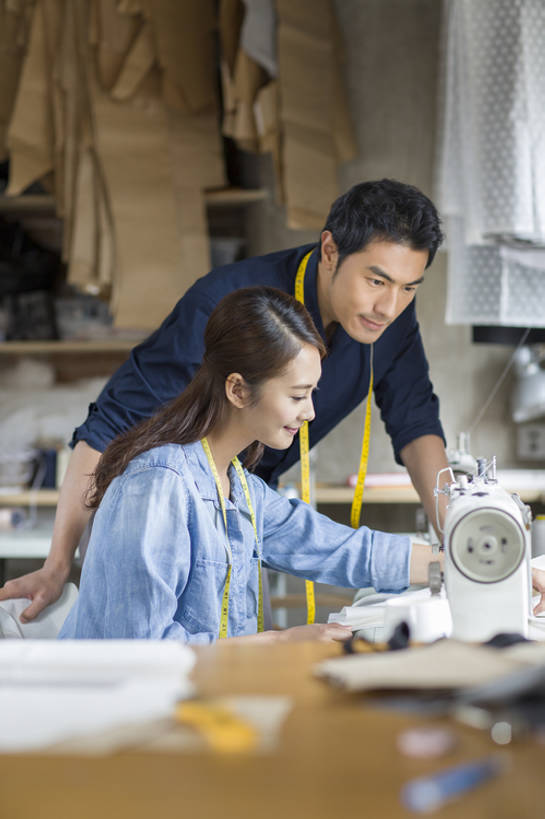 东方人,成年人,两个人,丈夫,妻子,同事,商务人士,设计师,裁缝,办公室,微笑,竖图,室内,白天,侧面,衬衫,爱情,商务,时尚,快乐,幸福,成功,合作,团队,集体,信心,技术,桌子,纺织品,北京,中国,亚洲,连接,弯腰,握,组合,工作,器材,利益,浪漫,休闲装,现代,队伍,缝纫机,卷尺,站着,职业,温暖,温馨,团体,恩爱,亲密,握着,恋人,创意,摄影,奋斗,生活方式,技巧,缝纫,灵感,链接,和睦,愿望,组织,创造力,专心,领导,装订,享乐,工作室,成就,拼接,杠杆,拼凑,努力,手艺,忙碌,合伙,领袖,工作台,创新,东亚,陪同,拼合,凑集,聚合,撮合,链结,缝合,新意,理想,式样,技能,技艺,陪伴,想法,美术工艺,企业家,男人,男性,年轻男性,年轻女性,女人,女性,亚洲人,中国人,年轻人,情侣,美术设计员,设计,设计家,设计者,坐着,半身,彩图,欢乐,妙技,伴侣,融洽,本领,纺织工业,产品设计,接缝,伴随,bj175