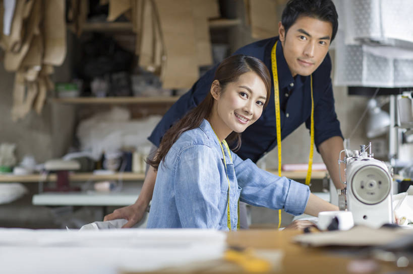 东方人,成年人,两个人,丈夫,妻子,同事,商务人士,设计师,裁缝,办公室,笑,微笑,露齿笑,横图,室内,白天,侧面,衬衫,爱情,商务,时尚,快乐,幸福,成功,合作,团队,集体,信心,技术,桌子,纺织品,北京,中国,亚洲,连接,弯腰,握,组合,工作,器材,利益,浪漫,注视,休闲装,现代,队伍,缝纫机,卷尺,观察,看,站着,职业,温暖,温馨,团体,恩爱,亲密,握着,恋人,创意,摄影,奋斗,生活方式,观看,技巧,缝纫,灵感,链接,和睦,愿望,察看,组织,创造力,领导,装订,享乐,工作室,成就,关注,拼接,杠杆,拼凑,努力,手艺,忙碌,合伙,领袖,工作台,创新,东亚,陪同,拼合,凑集,聚合,撮合,链结,缝合,新意,理想,式样,技能,技艺,陪伴,想法,美术工艺,企业家,男人,男性,年轻男性,年轻女性,女人,女性,亚洲人,中国人,年轻人,情侣,美术设计员,设计,设计家,设计者,坐着,半身,彩图,欢乐,妙技,伴侣,融洽,本领,纺织工业,产品设计,接缝,伴随,bj175