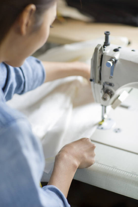 东方人,成年人,脸,头,脸颊,一个人,商务人士,设计师,裁缝,办公室,竖图,室内,白天,商务,时尚,快乐,幸福,集体,信心,技术,桌子,纺织品,北京,中国,亚洲,仅一个年轻女性,仅一个女性,仅一个人,连接,握,准备,组合,工作,器材,利益,注视,休闲装,现代,书桌,肩膀,缝纫机,背面,衣服,观察,看,职业,团体,握着,创意,摄影,奋斗,生活方式,观看,技巧,缝纫,灵感,链接,部分,愿望,察看,组织,创造力,专心,装订,享乐,工作室,关注,拼接,杠杆,拼凑,努力,手艺,忙碌,工作台,创新,东亚,拼合,凑集,聚合,撮合,链结,缝合,新意,理想,式样,技能,技艺,想法,美术工艺,企业家,认真,年轻女性,女人,女性,亚洲人,中国人,年轻人,头部,脸部,脸蛋,面部,美术设计员,设计,设计家,设计者,坐着,彩图,欢乐,妙技,本领,纺织工业,产品设计,接缝,bj175