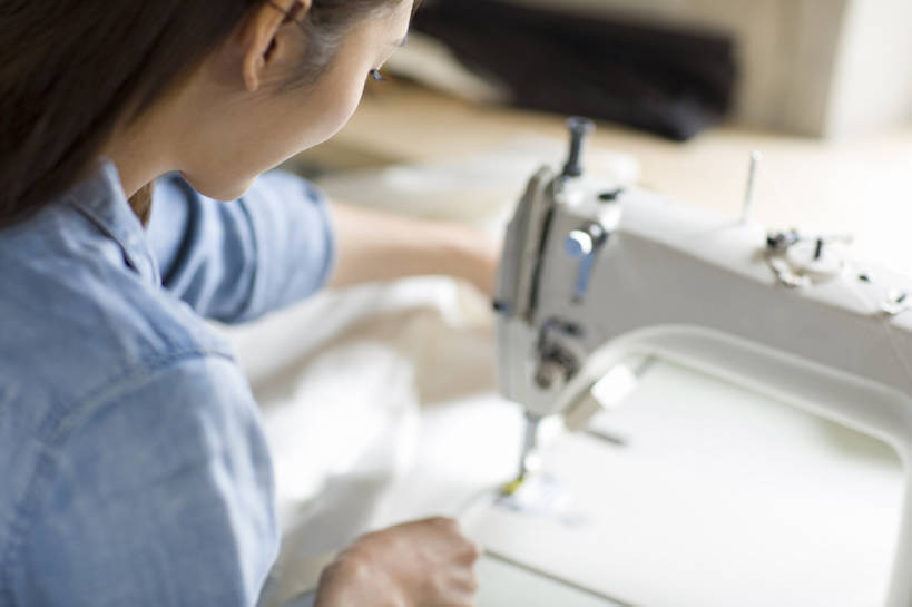 东方人,成年人,脸,头,脸颊,一个人,商务人士,设计师,裁缝,办公室,横图,室内,白天,商务,时尚,快乐,幸福,集体,信心,技术,桌子,纺织品,北京,中国,亚洲,仅一个年轻女性,仅一个女性,仅一个人,连接,握,准备,组合,工作,器材,利益,注视,休闲装,现代,书桌,肩膀,缝纫机,背面,衣服,观察,看,职业,团体,握着,创意,摄影,奋斗,生活方式,观看,技巧,缝纫,灵感,链接,部分,愿望,察看,组织,创造力,专心,装订,享乐,工作室,关注,拼接,杠杆,拼凑,努力,手艺,忙碌,工作台,创新,东亚,拼合,凑集,聚合,撮合,链结,缝合,新意,理想,式样,技能,技艺,想法,美术工艺,企业家,认真,年轻女性,女人,女性,亚洲人,中国人,年轻人,头部,脸部,脸蛋,面部,美术设计员,设计,设计家,设计者,坐着,彩图,欢乐,妙技,本领,纺织工业,产品设计,接缝,bj175