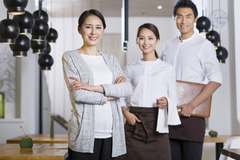 东方人,成年人,中年人,老年人,三个人,同事,服务员,商店,笑,双手交叉,微笑,露齿笑,横图,室内,正面,制服,商务,时尚,快乐,幸福,热情,成功,合作,团队,集体,信心,餐桌,桌子,北京,中国,亚洲,握,装饰,工作,围裙,注视,休闲装,干净,抹布,现代,队伍,饮食,吊灯,餐饮,菜单,灯,毛巾,观察,看,站着,职业,休闲,亲密,服务,握着,摄影,生活方式,观看,照亮,察看,领导,双手抱胸,享乐,合影,膳食,成就,关注,咖啡店,合伙,领袖,东亚,陪同,陪伴,店主,企业家,老年女性,男人,男性,年轻男性,年轻女性,女人,女性,亚洲人,中国人,年轻人,服务生,侍者,两手抄兜,彩图,欢乐,餐馆,咖啡馆,伴随,bj175