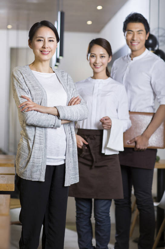 东方人,成年人,中年人,老年人,三个人,同事,服务员,商店,笑,双手交叉,微笑,露齿笑,竖图,室内,正面,制服,商务,时尚,快乐,幸福,热情,成功,合作,团队,集体,信心,餐桌,桌子,北京,中国,亚洲,握,工作,围裙,注视,休闲装,干净,抹布,现代,队伍,饮食,餐饮,菜单,毛巾,观察,看,站着,职业,休闲,亲密,服务,握着,摄影,生活方式,观看,察看,领导,双手抱胸,享乐,合影,膳食,成就,关注,咖啡店,合伙,领袖,东亚,陪同,陪伴,店主,企业家,老年女性,男人,男性,年轻男性,年轻女性,女人,女性,亚洲人,中国人,年轻人,服务生,侍者,两手抄兜,彩图,欢乐,餐馆,咖啡馆,伴随,bj175