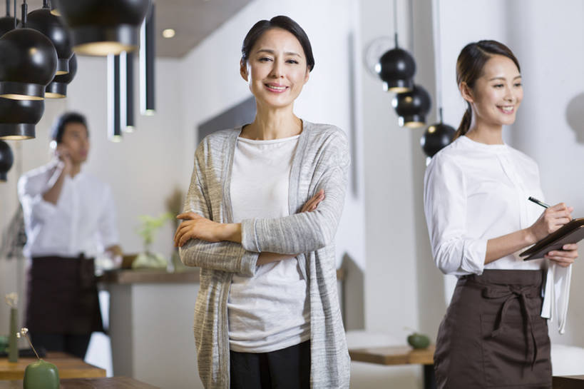 东方人,成年人,中年人,老年人,三个人,同事,服务员,商店,笑,双手交叉,微笑,露齿笑,横图,室内,正面,制服,商务,时尚,快乐,幸福,热情,成功,合作,团队,集体,信心,餐桌,桌子,北京,中国,亚洲,握,写,装饰,工作,围裙,办公用品,注视,休闲装,干净,抹布,现代,队伍,饮食,吊灯,餐饮,菜单,灯,文具,学习用品,毛巾,观察,看,站着,职业,休闲,亲密,服务,握着,摄影,生活方式,观看,文具用品,察看,领导,双手抱胸,享乐,膳食,成就,关注,咖啡店,合伙,领袖,东亚,陪同,陪伴,店主,企业家,老年女性,男人,男性,年轻男性,年轻女性,女人,女性,亚洲人,中国人,年轻人,服务生,侍者,彩图,欢乐,餐馆,咖啡馆,伴随,bj175