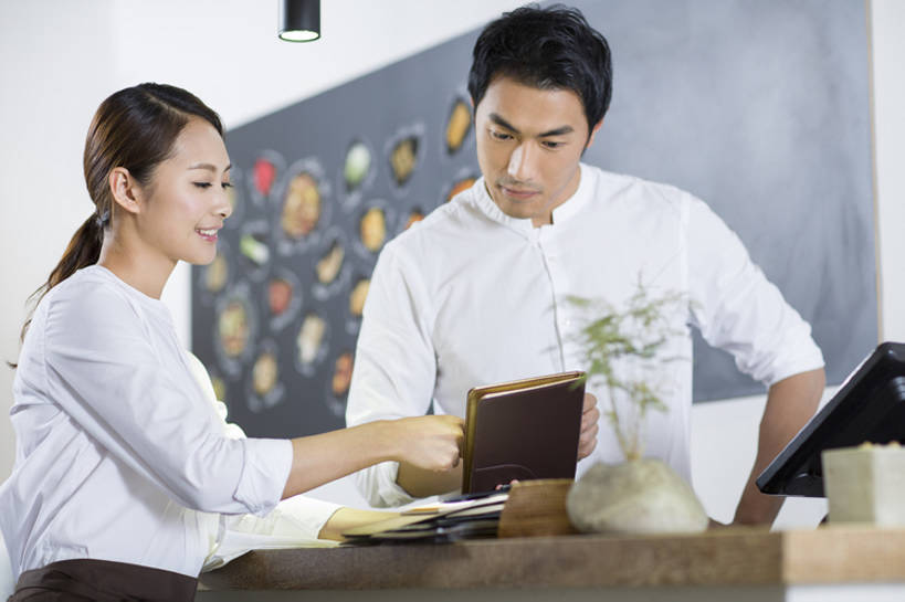 东方人,成年人,两个人,同事,服务员,商店,笑,微笑,露齿笑,横图,室内,正面,制服,快乐,幸福,热情,成功,合作,团队,集体,信心,北京,中国,亚洲,握,工作,注视,休闲装,现代,队伍,饮食,餐饮,菜单,笔记本,观察,看,靠,靠着,站着,收银员,职业,休闲,亲密,服务,握着,摄影,介绍,收银台,生活方式,观看,察看,领导,享乐,膳食,成就,关注,咖啡店,出示,合伙,领袖,东亚,陪同,技能,陪伴,店主,男人,男性,年轻男性,年轻女性,女人,女性,亚洲人,中国人,年轻人,服务生,侍者,半身,彩图,欢乐,餐馆,咖啡馆,伴随,bj175