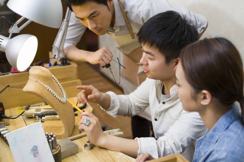 东方人,成年人,三个人,同事,设计师,办公室,横图,室内,正面,奢侈,时尚,讨论,成功,合作,团队,集体,信心,技术,台灯,桌子,项链,金属制品,珠宝,北京,中国,亚洲,握,学习,装饰,并排,工作,金属,工具,矿石,器材,银色,办公用品,艺术品,利益,休闲装,钻石,现代,队伍,文具,装饰品,戒指,学习用品,工艺品,教,手势,做,职业,团体,亲密,握着,财富,创意,摄影,介绍,奋斗,生活方式,指导,技巧,修理,昂贵,文具用品,制造,贵重,愿望,组织,创造力,专心,珠宝商,领导,指着,宝石,工作室,成就,华贵,坚定,努力,出示,手艺,忙碌,合伙,领袖,草图,工作台,钻石戒指,创新,东亚,陪同,珠宝店,手工具,新意,工匠,理想,宝贵,技能,技艺,陪伴,店主,美术工艺,企业家,蓝宝石,男人,男性,年轻男性,年轻女性,女人,女性,亚洲人,中国人,年轻人,美术设计员,设计,设计家,设计者,说话,坐着,半身,彩图,妙技,打手势,本领,人工宝石,人造宝石,学员,产品设计,伴随,bj175