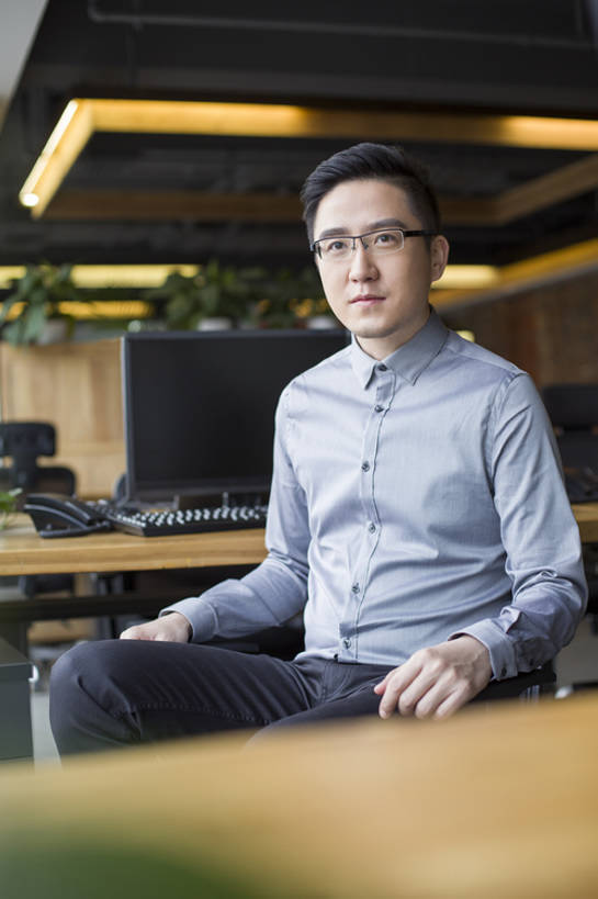 东方人,成年人,中年人,一个人,商务人士,工程师,技术人员,商务男性,办公室,竖图,室内,白天,正面,衬衫,商务,信心,显示器,互联网,技术,桌子,城市,北京,中国,亚洲,仅一个男性,仅一个人,仅一个中年男性,套装,正装,工作,屏幕,眼镜,现代,职业,独立,摄影,生活方式,企业,公司,商务装,工薪阶层,东亚,无线电技术,技能,计算机,男人,男性,中年男性,亚洲人,中国人,白领,上班族,技术员,坐着,彩图,衬衣,办公室职员,程序员,bj175