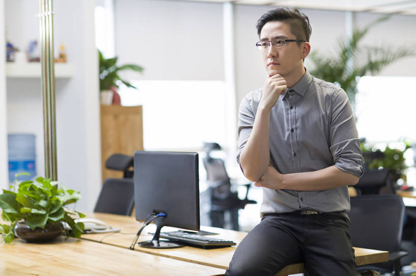 东方人,成年人,中年人,一个人,商务人士,工程师,技术人员,商务男性,办公室,横图,室内,白天,正面,衬衫,商务,信心,显示器,互联网,技术,桌子,城市,北京,中国,亚洲,仅一个男性,仅一个人,仅一个中年男性,撑,套装,正装,工作,眼镜,托腮,现代,托,职业,独立,思考,想,摄影,生活方式,企业,公司,托下巴,商务装,工薪阶层,东亚,无线电技术,技能,计算机,男人,男性,中年男性,亚洲人,中国人,白领,上班族,技术员,坐着,彩图,衬衣,办公室职员,程序员,bj175