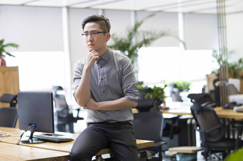 东方人,成年人,中年人,一个人,商务人士,工程师,技术人员,商务男性,办公室,横图,室内,白天,正面,衬衫,商务,信心,显示器,互联网,技术,桌子,城市,北京,中国,亚洲,仅一个男性,仅一个人,仅一个中年男性,撑,套装,正装,工作,眼镜,托腮,现代,托,职业,独立,思考,想,摄影,生活方式,企业,公司,托下巴,商务装,工薪阶层,东亚,无线电技术,技能,计算机,男人,男性,中年男性,亚洲人,中国人,白领,上班族,技术员,坐着,彩图,衬衣,办公室职员,程序员,bj175