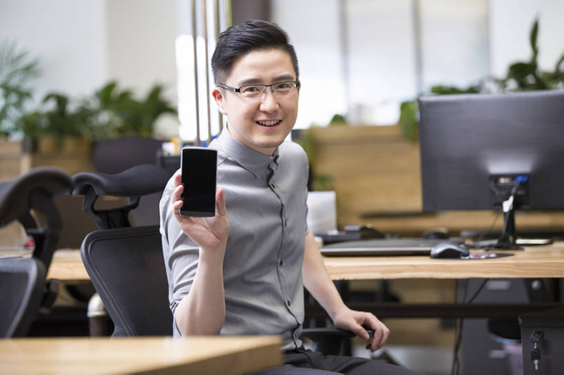 东方人,成年人,中年人,一个人,商务人士,工程师,技术人员,商务男性,办公室,笑,微笑,露齿笑,横图,室内,白天,留白,正面,衬衫,商务,快乐,幸福,信心,显示器,互联网,技术,桌子,城市,手机,北京,中国,亚洲,仅一个男性,仅一个人,仅一个中年男性,握,套装,正装,工作,屏幕,眼镜,注视,显示屏,现代,观察,看,职业,独立,握着,摄影,介绍,生活方式,观看,触控板,察看,享乐,企业,公司,关注,出示,液晶显示器,商务装,便携式,工薪阶层,智能手机,输出设备,东亚,发展,无线电技术,技能,计算机,男人,男性,中年男性,亚洲人,中国人,白领,上班族,设计,技术员,坐着,半身,彩图,衬衣,欢乐,办公室职员,计算机软件,程序员,bj175