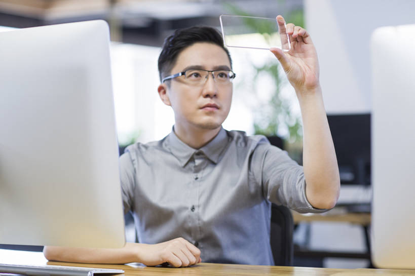 东方人,成年人,中年人,一个人,商务人士,工程师,技术人员,商务男性,办公室,举,横图,室内,白天,正面,衬衫,商务,时尚,智慧,信心,显示器,互联网,技术,桌子,城市,手机,玻璃,北京,中国,亚洲,仅一个男性,仅一个人,仅一个中年男性,握,套装,透明,工作,屏幕,眼镜,触摸屏,显示屏,现代,模型,看,托,职业,握着,摄影,生活方式,触控板,创造力,专心,企业,公司,努力,液晶显示器,商务装,便携式,工薪阶层,智能手机,输出设备,东亚,发展,无线电技术,技能,认真,计算机,男人,男性,中年男性,亚洲人,中国人,白领,上班族,设计,技术员,举起,举手,举着,向上举,向上伸,向上托,坐着,半身,彩图,衬衣,办公室职员,计算机软件,程序员,bj175