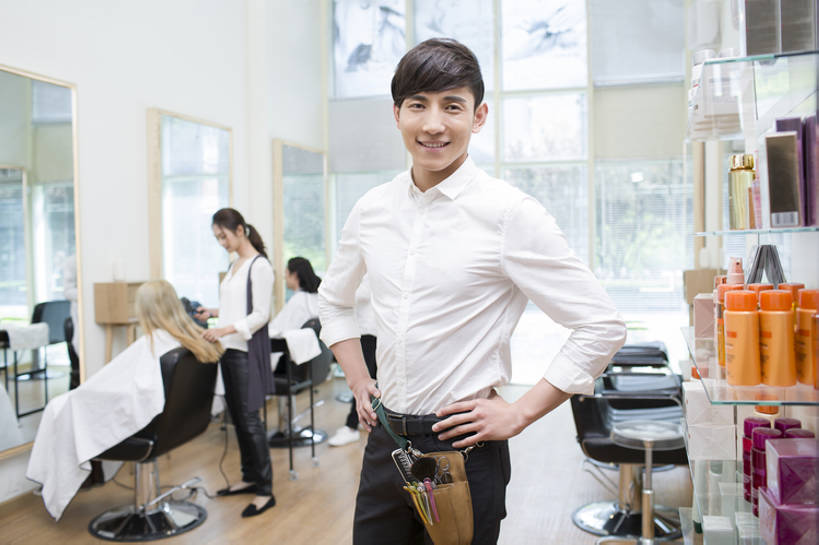 东方人,成年人,服务员,理发师,商店,笑,微笑,露齿笑,横图,室内,白天,正面,衬衫,时尚,快乐,幸福,信心,技术,镜子,城市,椅子,北京,中国,亚洲,五个人,一排,握,整齐,装饰,包,工具,剪刀,梳子,注视,休闲装,现代,手叉腰,布置,顾客,架子,建筑物,座位,排列,发夹,容器,叉腰,观察,看,站着,职业,亲密,服务,握着,摄影,生活方式,工具包,观看,技巧,理发店,储藏,察看,扶手椅,享乐,双手叉腰,摩丝,储存,队列,关注,肖像,手艺,合伙,发胶,东亚,陪同,美发用品,技能,技艺,陪伴,店主,男人,男性,年轻男性,年轻女性,女人,女性,亚洲人,中国人,年轻人,服务生,侍者,美发师,坐着,彩图,欢乐,妙技,贮存,本领,伴随,bj175