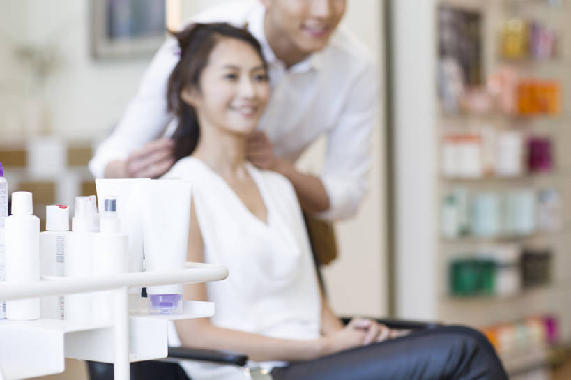 东方人,成年人,头发,两个人,服务员,理发师,商店,笑,微笑,露齿笑,横图,室内,白天,正面,衬衫,时尚,快乐,幸福,技术,城市,椅子,北京,中国,亚洲,弯腰,握,工作,棕色,美丽,休闲装,现代,顾客,座位,站着,职业,亲密,服务,握着,摄影,生活方式,技巧,理发店,享乐,风格,摩丝,手艺,发胶,东亚,陪同,美发用品,技能,技艺,陪伴,店主,男人,男性,年轻男性,年轻女性,女人,女性,亚洲人,中国人,年轻人,长发,服务生,设计,侍者,美发师,坐着,彩图,欢乐,妙技,本领,改进,伴随,bj175