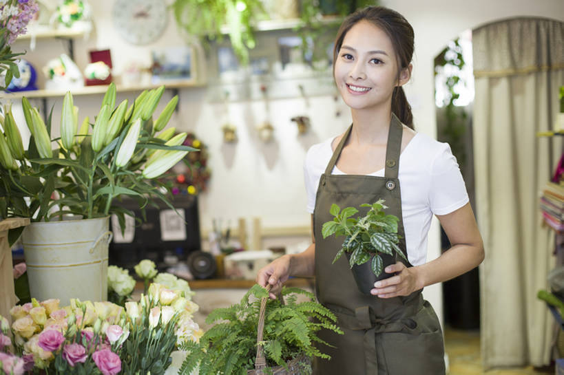东方人,成年人,一个人,服务员,花商,花店,商店,笑,交叉,微笑,露齿笑,横图,室内,白天,正面,快乐,幸福,信心,植物,城市,百合花,含羞草,竹子,雕塑,北京,中国,亚洲,仅一个年轻女性,仅一个女性,仅一个人,握,竹制,丰富,艺术,装饰,鲜艳,工作,编织,雕刻,雕像,篮子,盆栽,围裙,盆景,拿,拎,拿着,注视,休闲装,现代,花,花朵,绿色,自然,竹篮,工艺品,观察,看,站着,职业,零售,服务,握着,摄影,生长,生活方式,多样,成长,观看,纪念,竹条,交织,美术,察看,竹制品,享乐,关注,清新,主题,陈列,贩卖,东亚,功能,美学,穿插,店主,网纹草,年轻女性,女人,女性,亚洲人,中国人,年轻人,服务生,花店老板,花贩,卖花人,侍者,售货员,彩图,欢乐,拎着,bj175