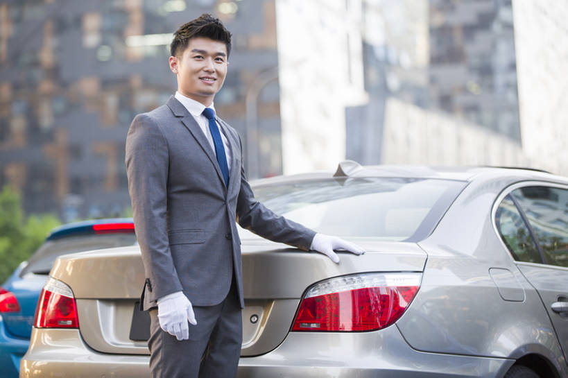 东方人,成年人,一个人,服务员,司机,笑,微笑,露齿笑,横图,室外,白天,正面,西装,度假,商务,时尚,快乐,幸福,信心,美景,城市风光,城市,建筑,汽车,北京,中国,亚洲,仅一个男性,仅一个人,套装,正装,工作,景观,机动车,娱乐,现代,车,仅一个年轻男性,白色,手套,交通工具,轿车,站着,职业,享受,休闲,景色,放松,服务,财富,运输,摄影,生活方式,协助,礼节,便利,享乐,都市风光,载具,华贵,豪华轿车,市区,东亚,一套,技能,男人,男性,年轻男性,亚洲人,中国人,年轻人,服务生,驾驶员,侍者,彩图,欢乐,上流社会,代驾,家用车,bj175